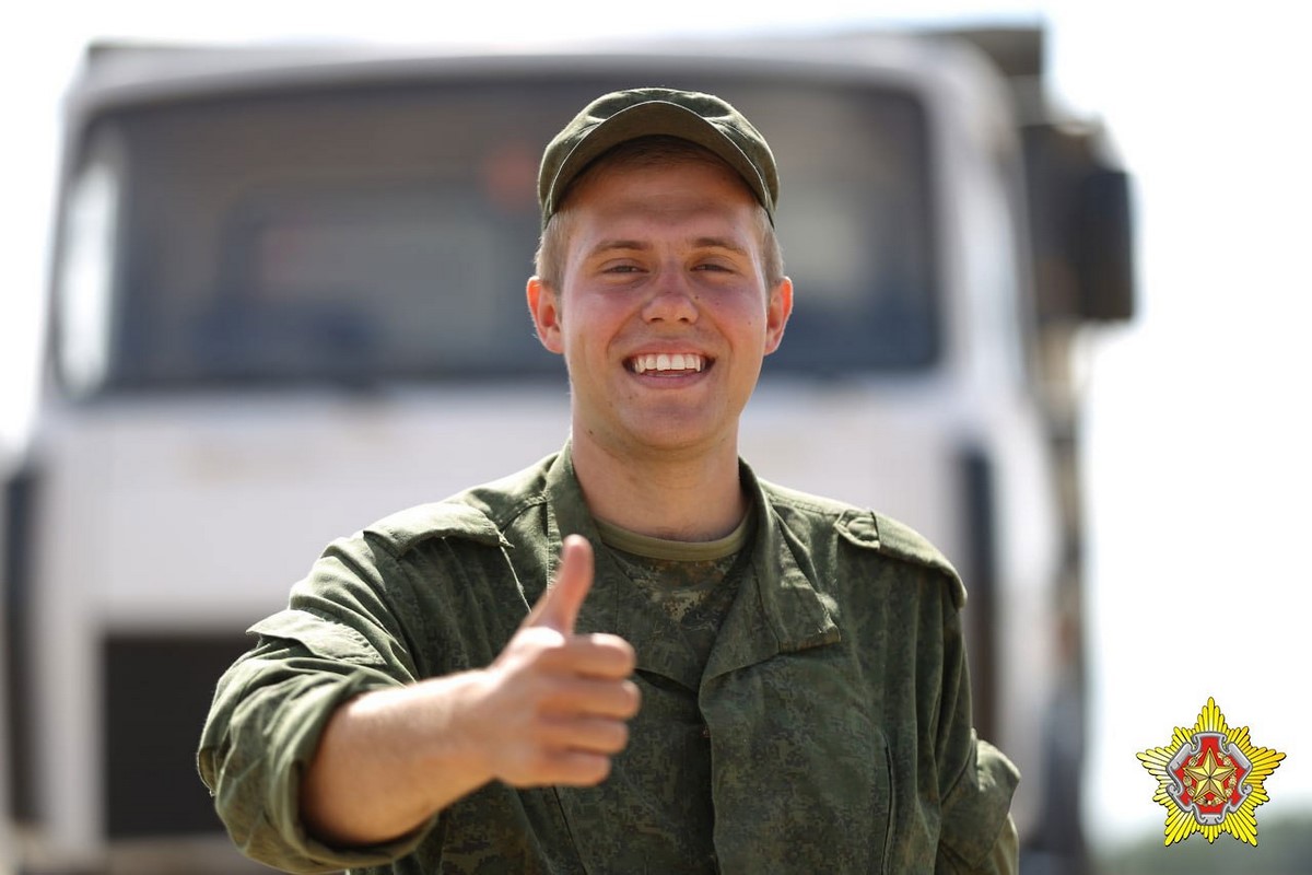 Личный состав Вооруженных Сил оказывает помощь в уборке урожая с полей Витебской области