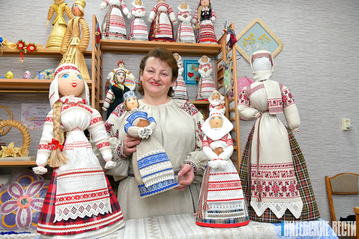 Светлана Деменкова из Дубровно создаёт самобытных кукол изо льна и обучает этому ремеслу детей и взрослых