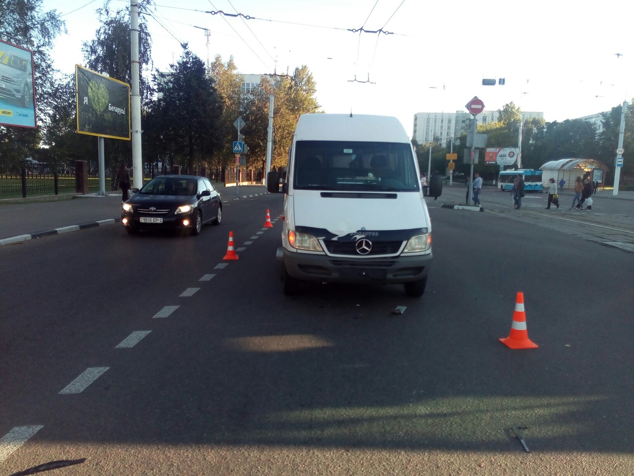 В Витебске на пешеходном переходе иномарка сбила парня в наушниках