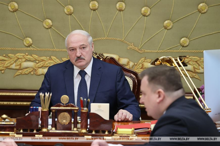О значении ВПК и санкционных угрозах - Лукашенко доложили о работе военно-промышленного комплекса