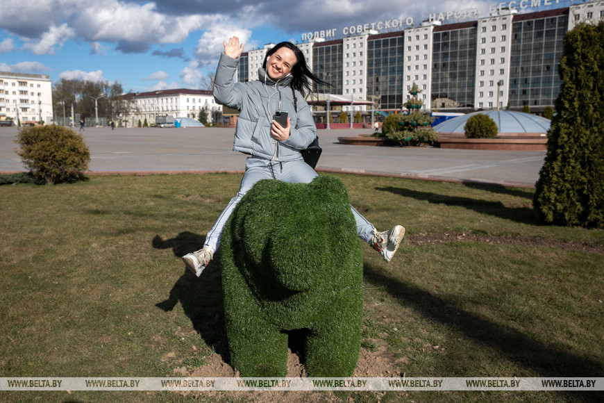 ФОТОФАКТ: Две фигуры медведей с ульями установили в Витебске