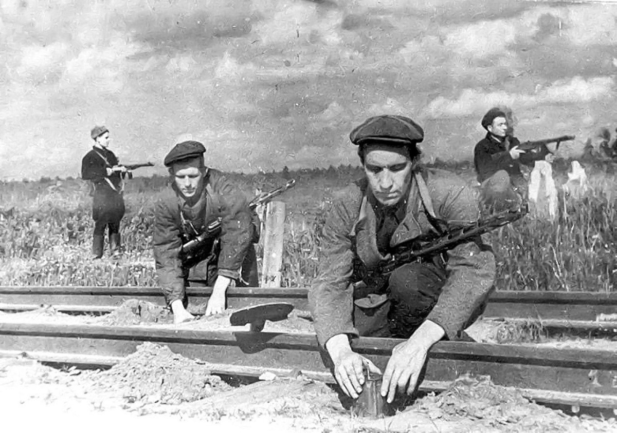 В Оболи ведется установка арт-объекта «Рельсовая война»