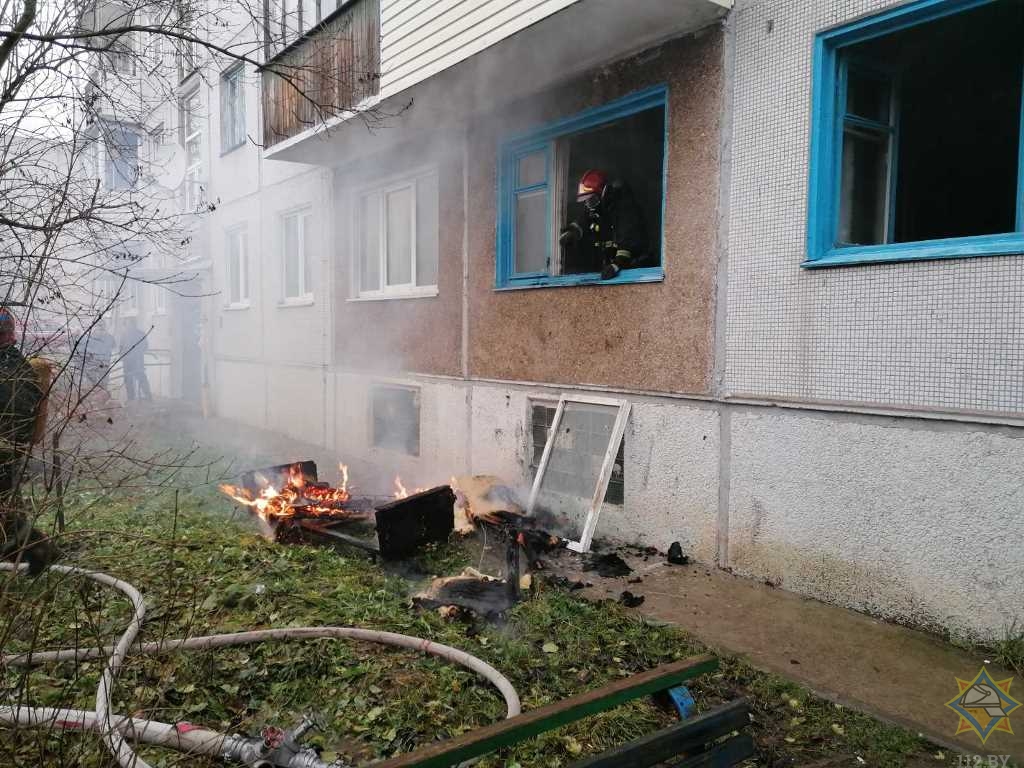 В поселке под Витебском работники МЧС спасли мужчину из горящей квартиры