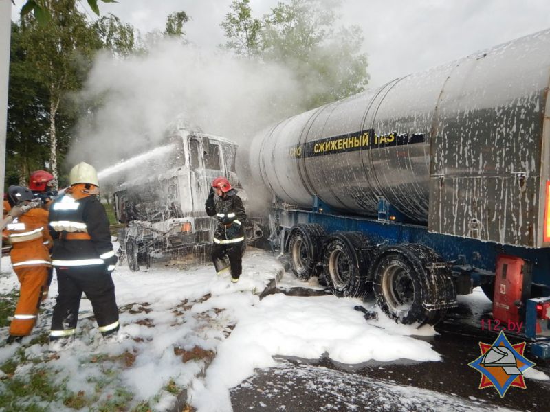 В Новополоцке грузовик с газовой цистерной врезался в дерево и загорелся