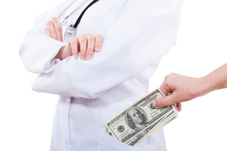 В Витебске за получение «откатов» будут судить медсестру