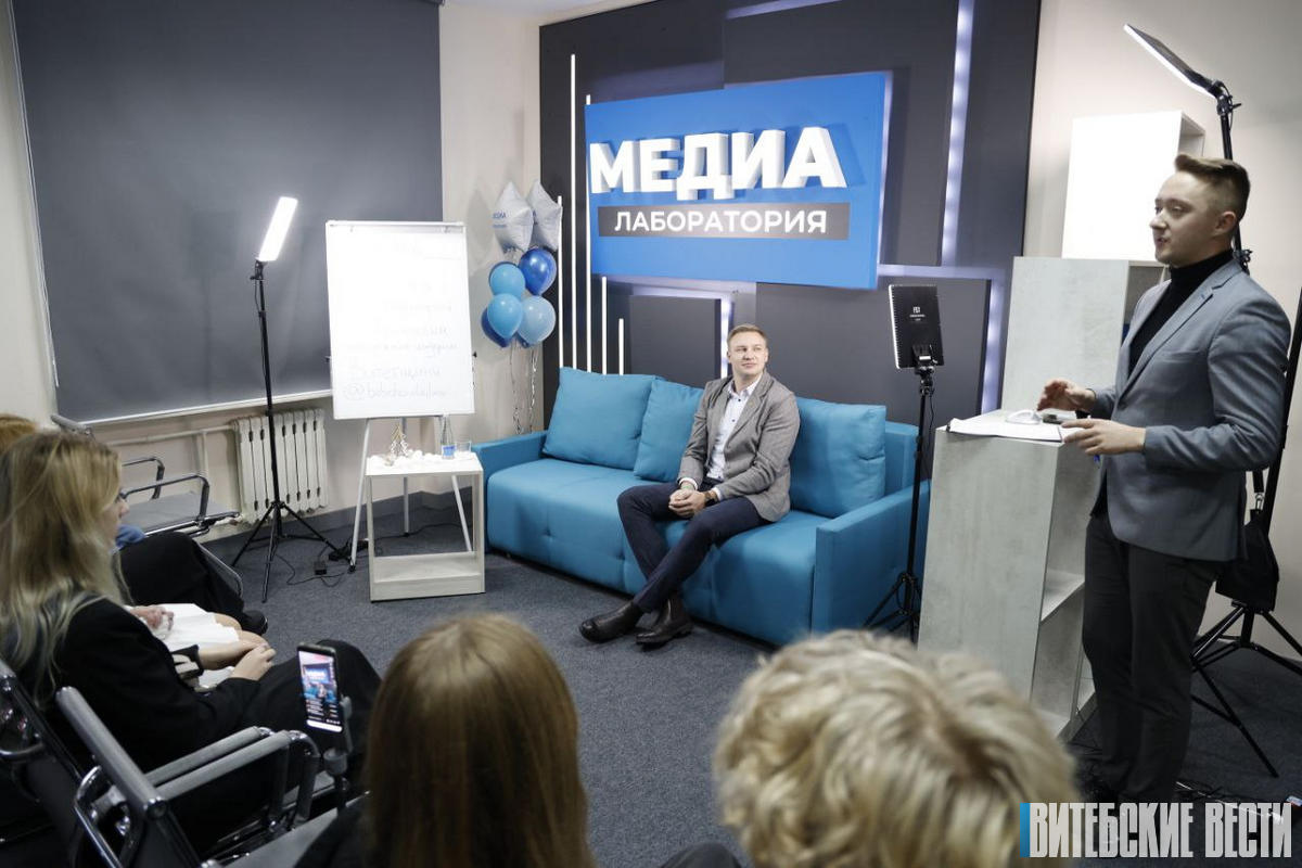 На базе Медиалаборатории Витебской области прошла творческая встреча Владимира Бабичева со студентами вузов