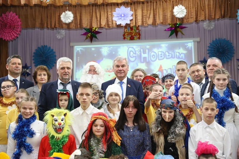Владимир Андрейченко поздравил воспитанников Бегомльской специальной школы-интерната с Новым годом