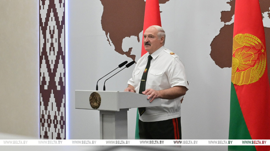 "Вы не дрогнули в минуту опасности" - Лукашенко вручил госнаграды представителям силовых ведомств