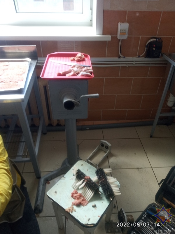 В Лепеле у девушки палец зажало в мясорубке