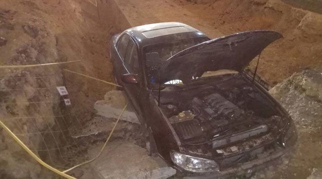 В котлован возле витебского драмтеатра влетела легковушка