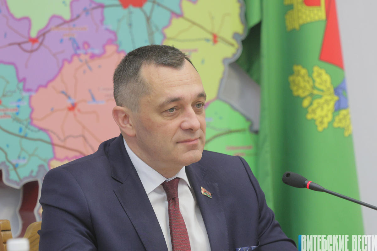 Глава Витебской области на связи. Александр Субботин проводит прямую телефонную линию
