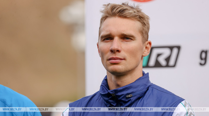 Антон Смольский выиграл серебро в суперпреследовании на чемпионате России по биатлону
