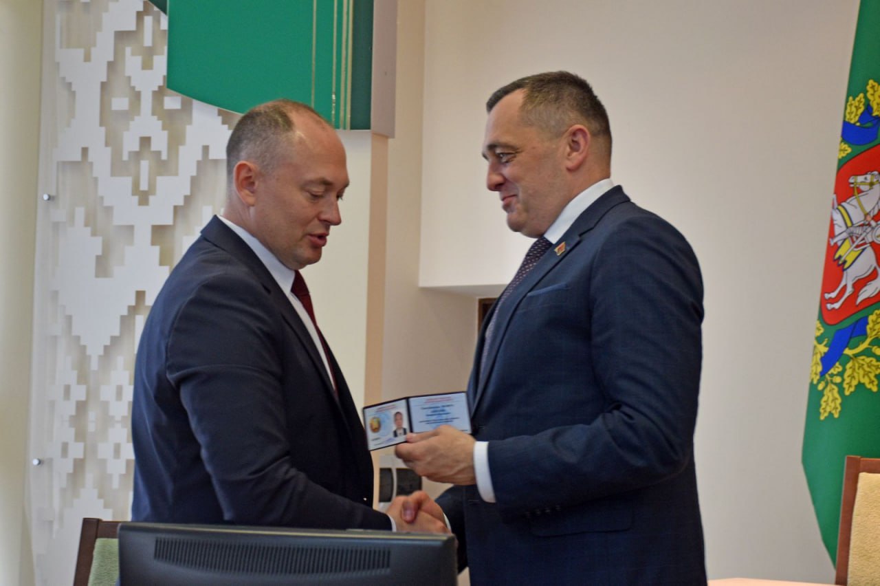 Нового главу Верхнедвинского района Виталия Лавринова утвердили на сессии районного Совета депутатов