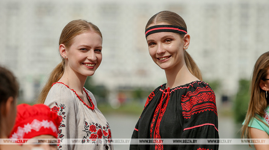 Фотоконкурс "Сэлфі&фота з вышыванкай" стартует в Беларуси 1 июня