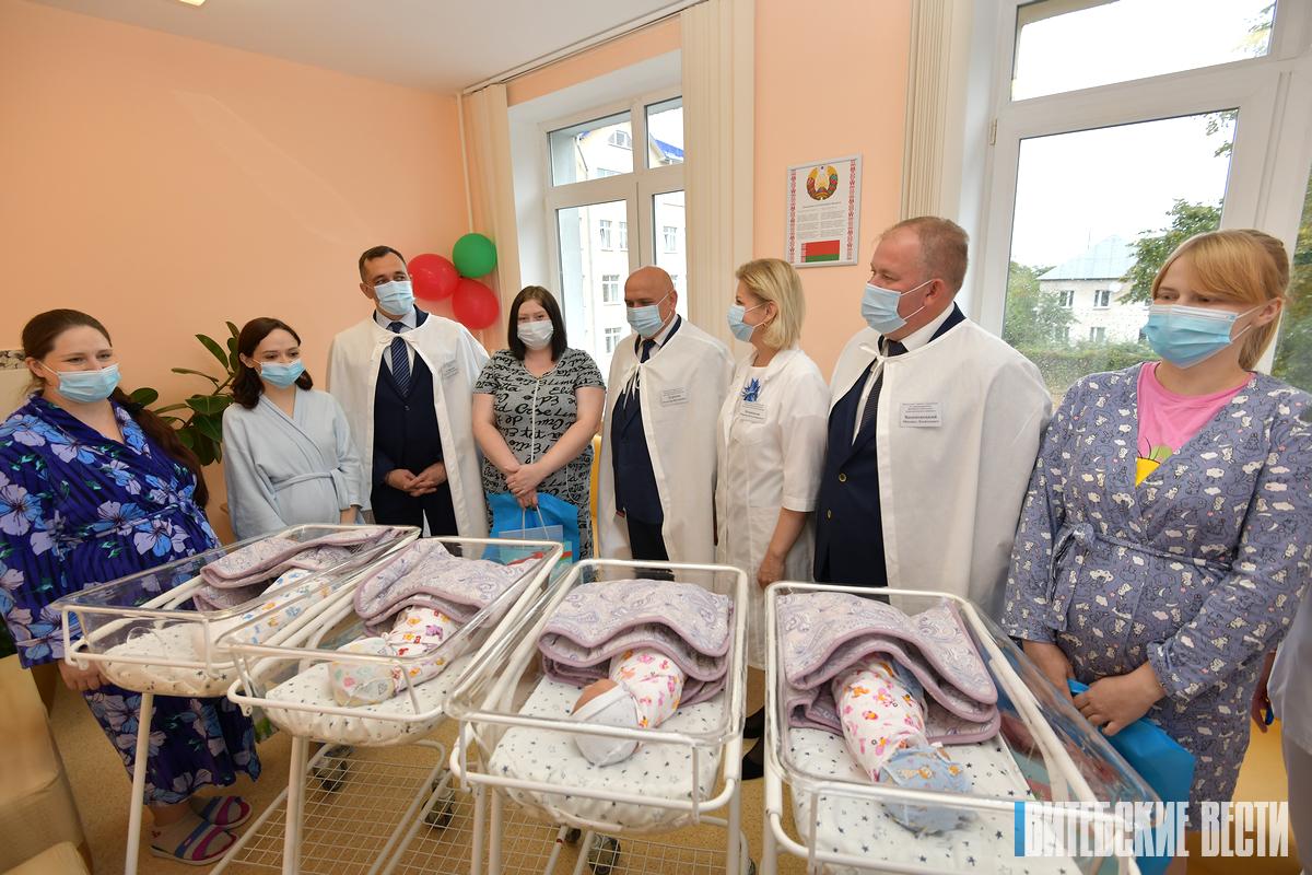 В Витебском областном клиническом роддоме №1 поздравили мам, чьи малыши родились в День народного единства