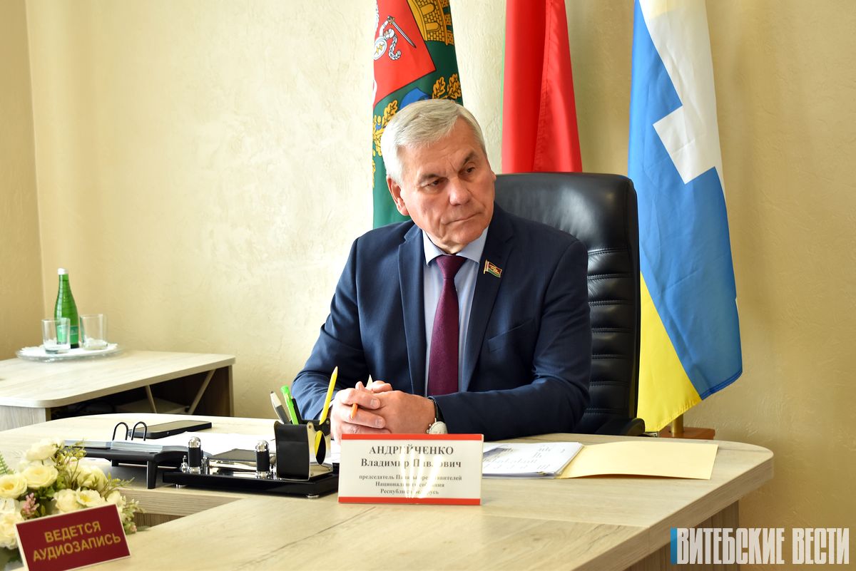 "Вопросы надо решать непосредственно на местах органам самоуправления". Владимир Андрейченко провел прием граждан в Глубоком