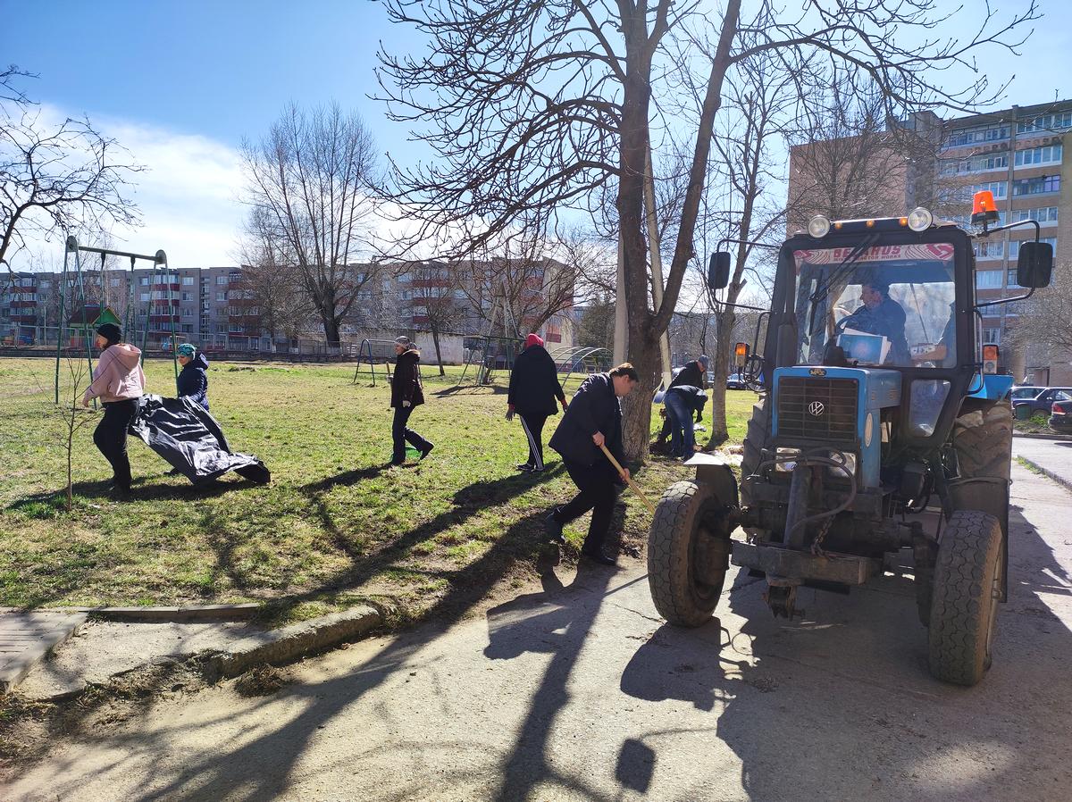 Наведение порядка в Новолукомле и Чашниках по весне здешние коммунальники начинают с уборки улично-дорожной сети