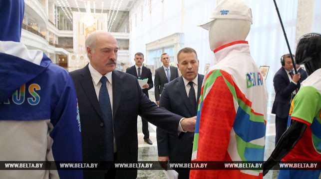 Лукашенко продемонстрировали образцы формы белорусских атлетов на II Евроигры-2019