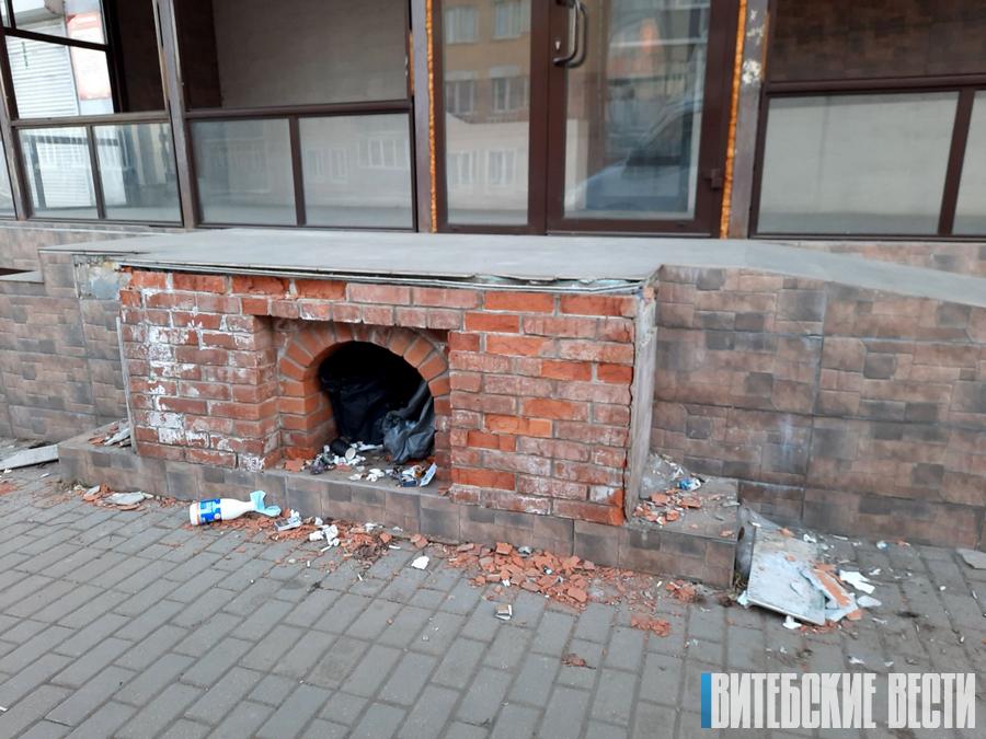 Камин или урна: почему импровизированный очаг на одной из улиц Витебска превратился в помойку?