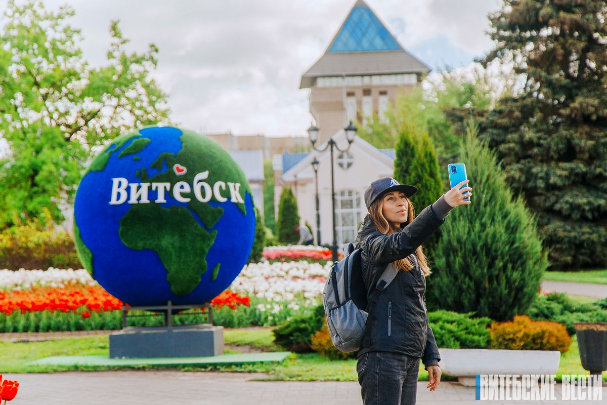 ФОТОФАКТ: Цветущий Витебск, или Селфи на фоне цветочных полей