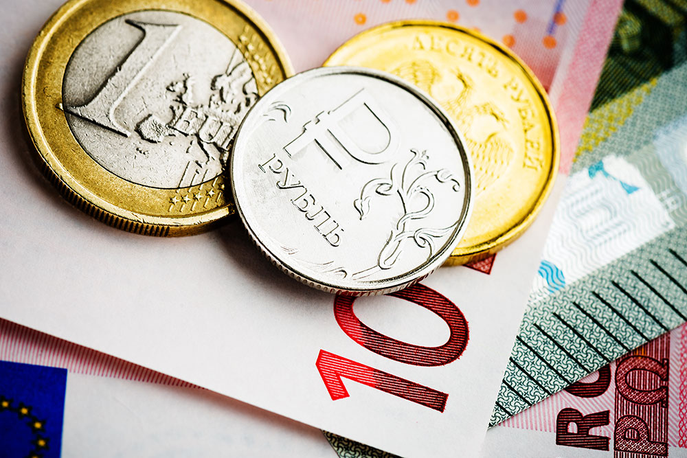 Евро и российский рубль на торгах 21 ноября подешевели, доллар подорожал