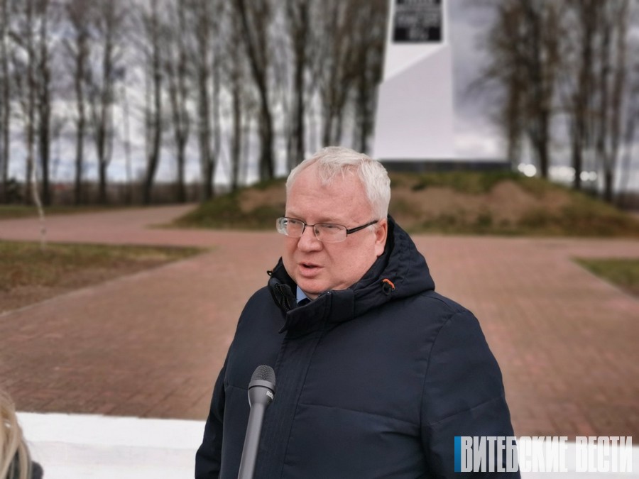 В Международный день освобождения узников фашистских концлагерей в Витебске возложили венки к мемориалу «5 полк»