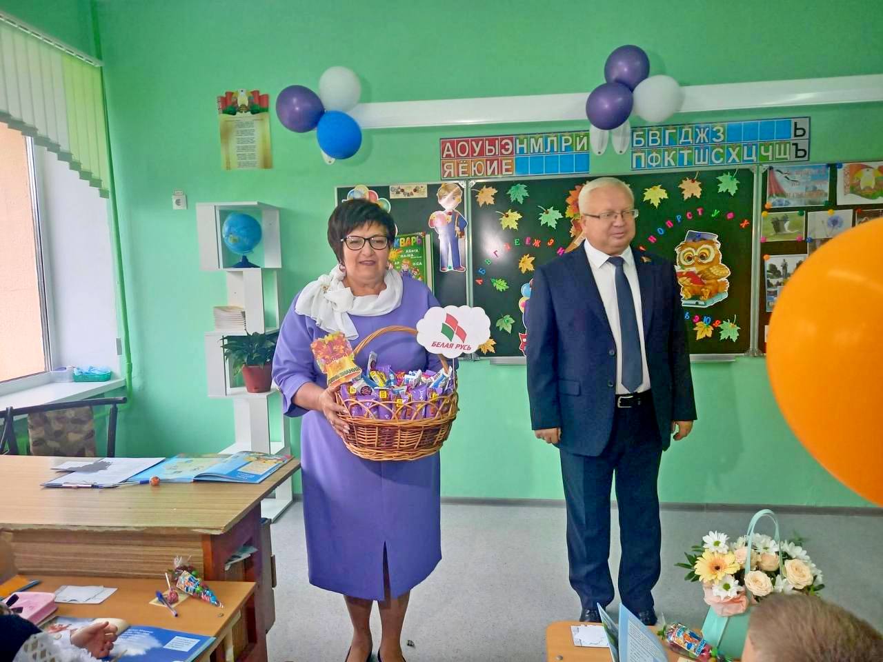 Городокские первоклассники получили сладкие подарки от «Белой Руси»
