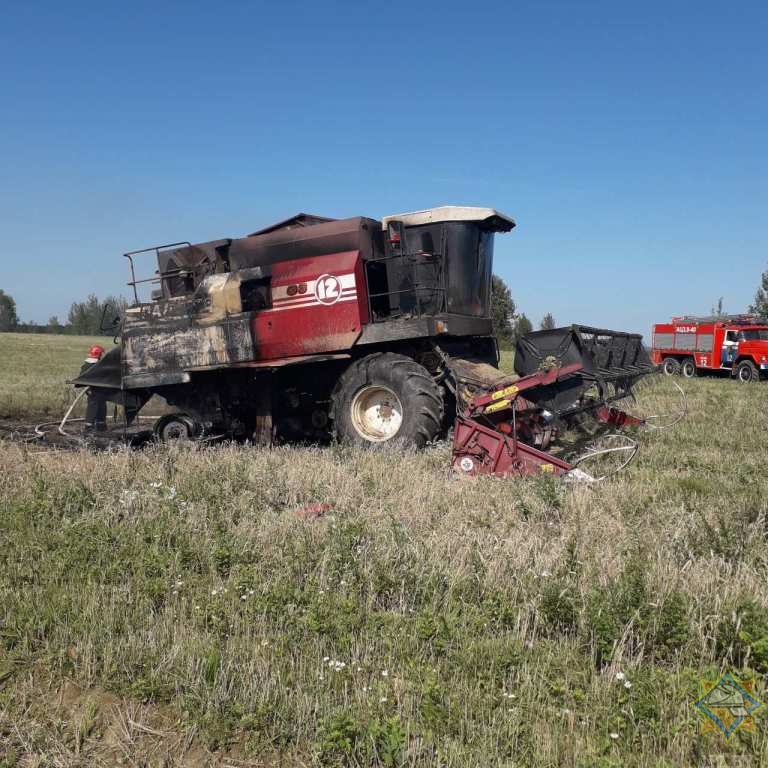 В Чашникском районе во время уборки урожая загорелся комбайн