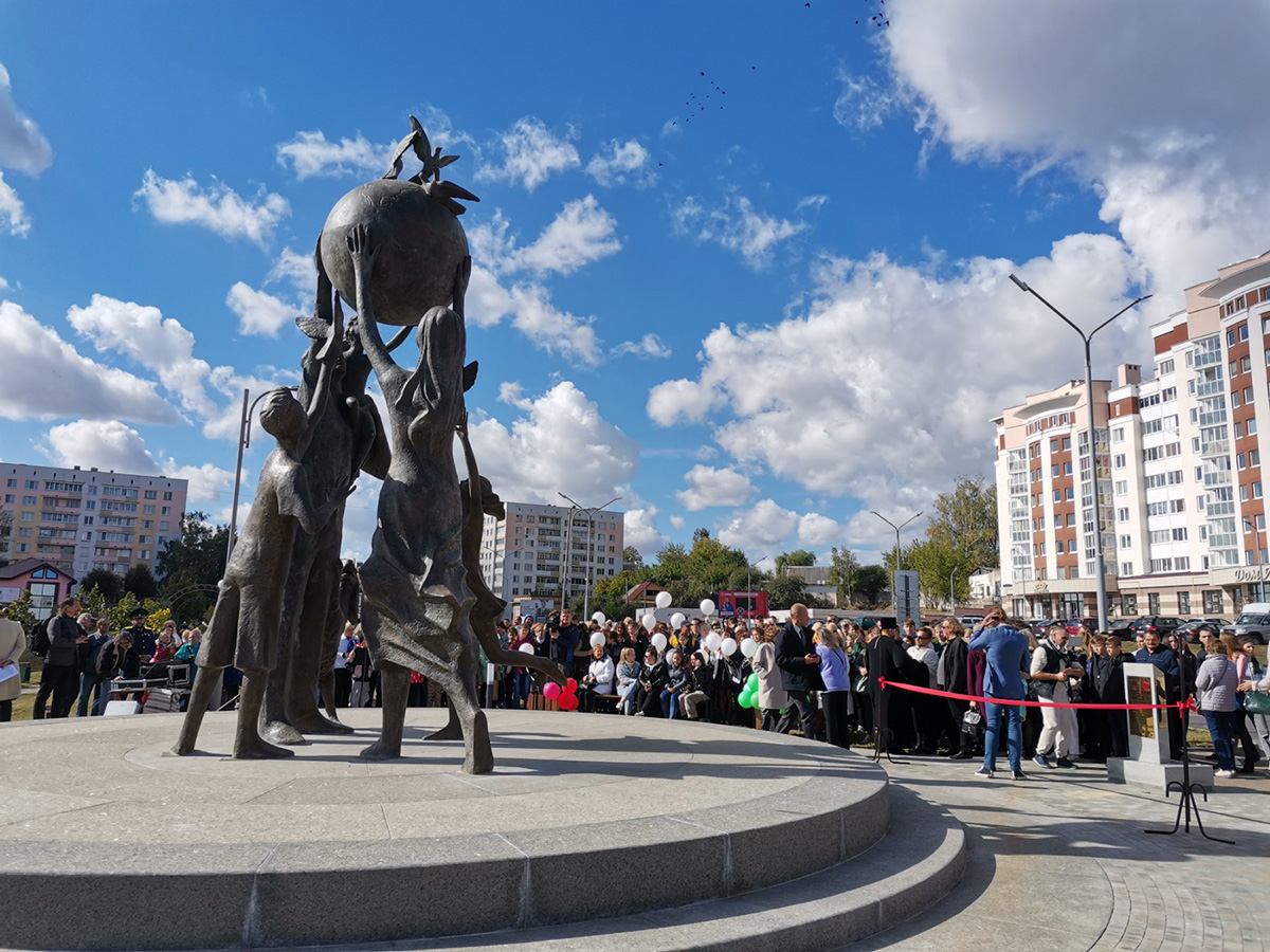 В День народного единства в Орше открыли скульптурную композицию «Семья – залог мира»