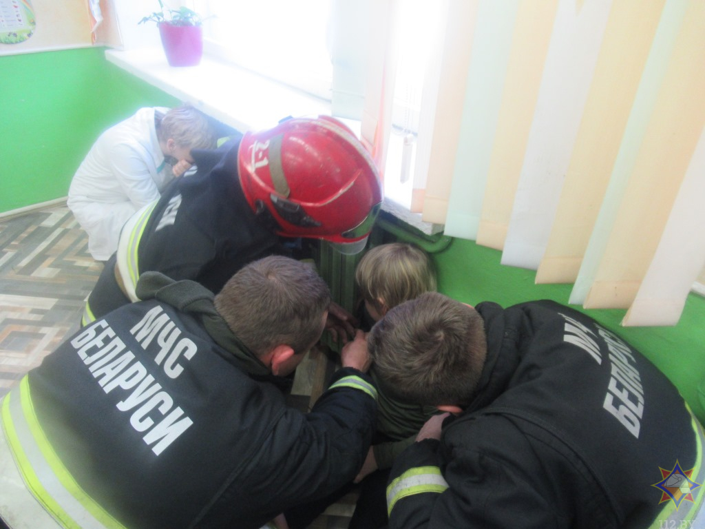 В Новополоцке школьник застрял рукой в радиаторе отопления