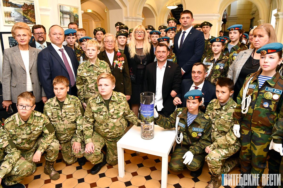 Колбу для сбора монет, которые войдут в сплав памятного знака «Живая память благодарных поколений», установили в Витебске