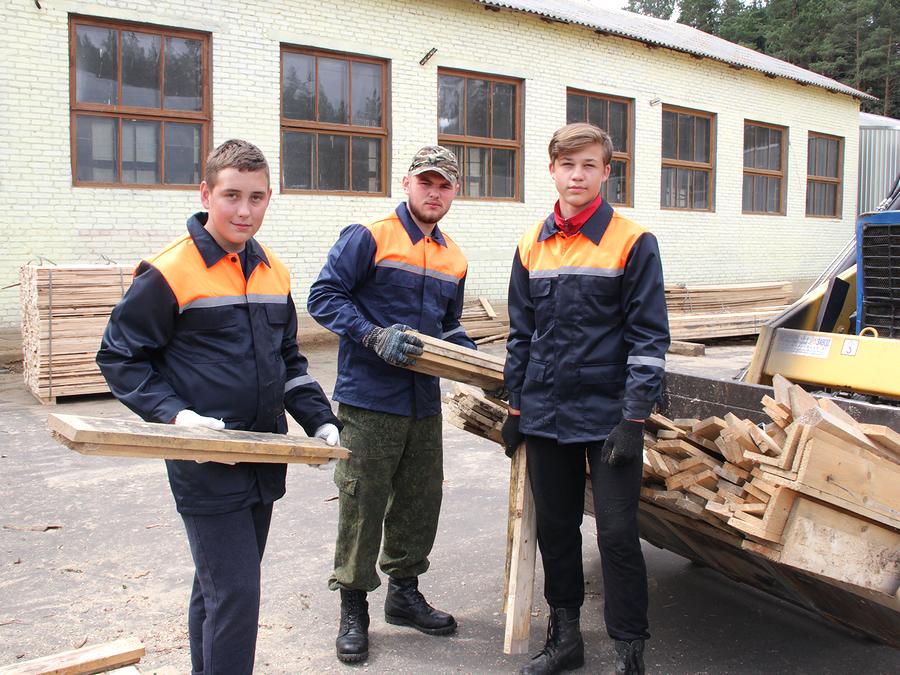 У Багушэўскім лясгасе пад апекай Сенненскай раённай арганізацыі “Белая Русь” працуе атрад старшакласнікаў