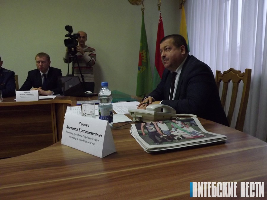 Анатолий Линевич провёл выездной приём граждан в Сенненском райисполкоме