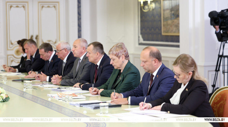 Закрытие магазинов на селе, завышение зарплаты руководства. Александр Лукашенко раскритиковал работу Белкоопсоюза