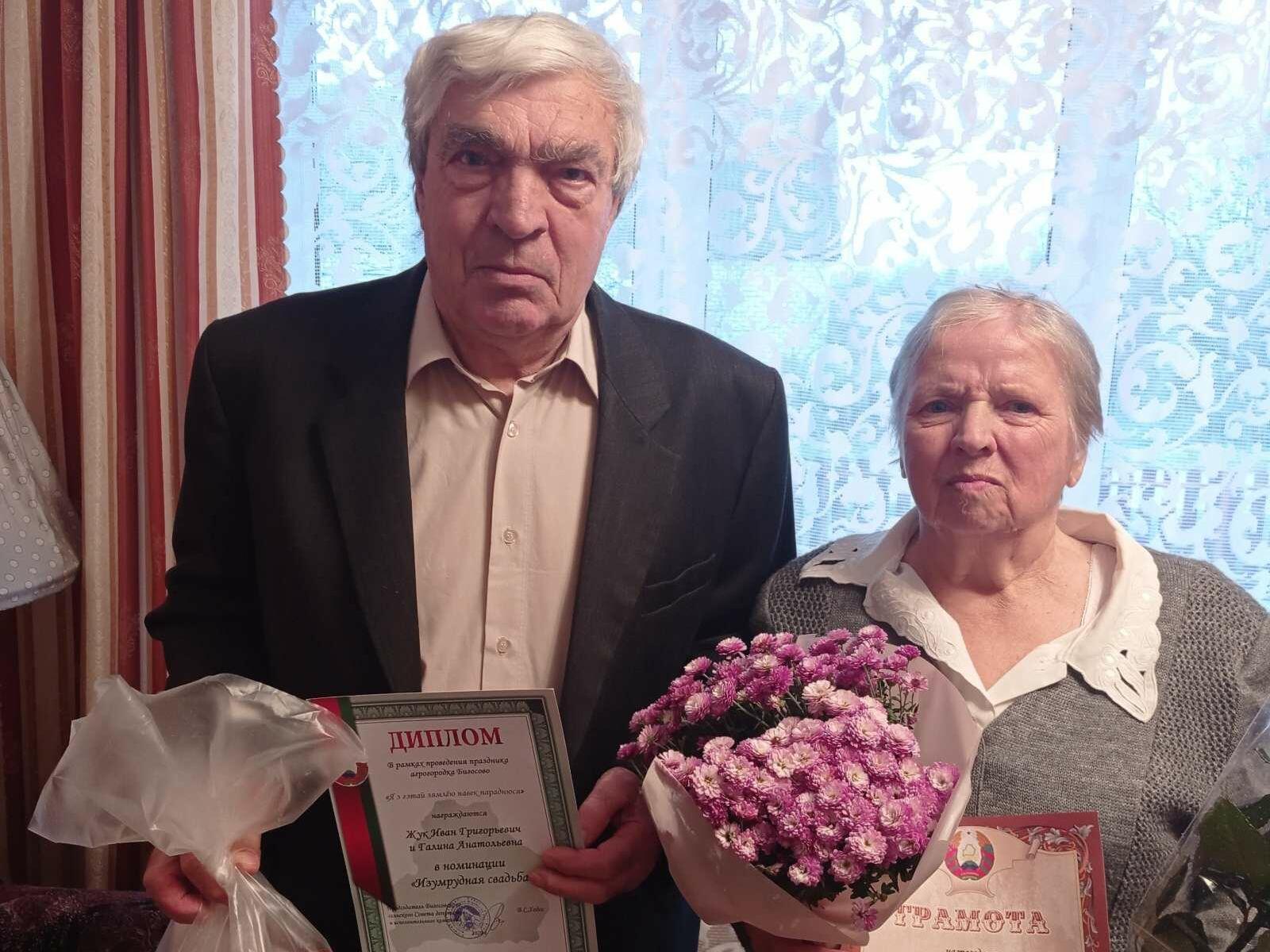 І боль, і радасць папалам: сям’я Жукоў з Верхнядзвінскага раёна справіла ізумруднае вяселле