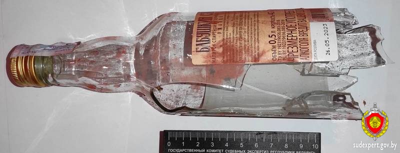 Житель Верхнедвинского района украл из магазина 30 бутылок вина через небольшой пробой в стене