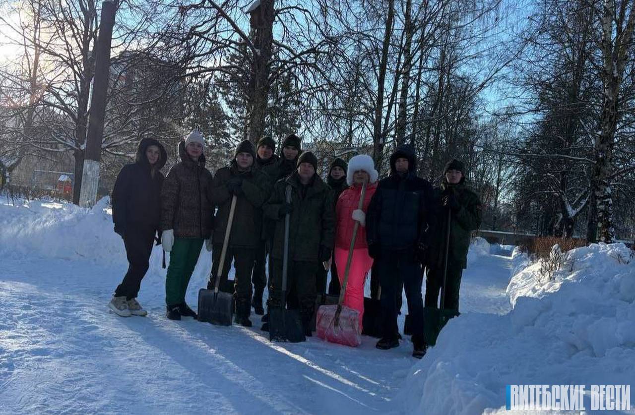 Активисты Витебской городской организации РОО «Патриоты Беларуси» и военнослужащие помогли витебскому дому ребёнка после снегопада