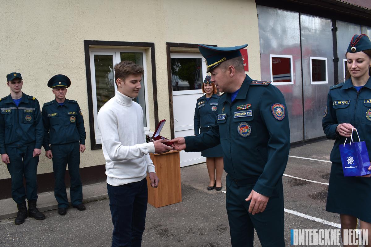 16-летний Даниил Капуста из Браславского района, спасший детей на пожаре, награжден знаком «За отличие» II степени 
