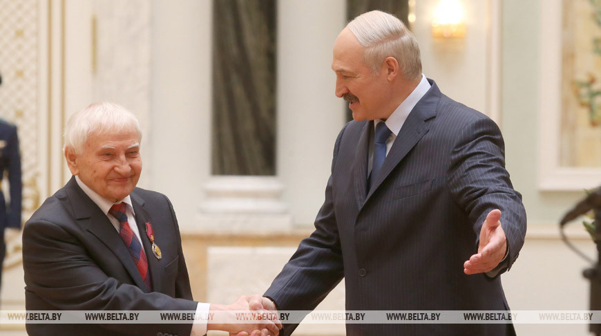 Лукашенко поздравил народного артиста Беларуси Тадеуша Кокштыса с днем рождения