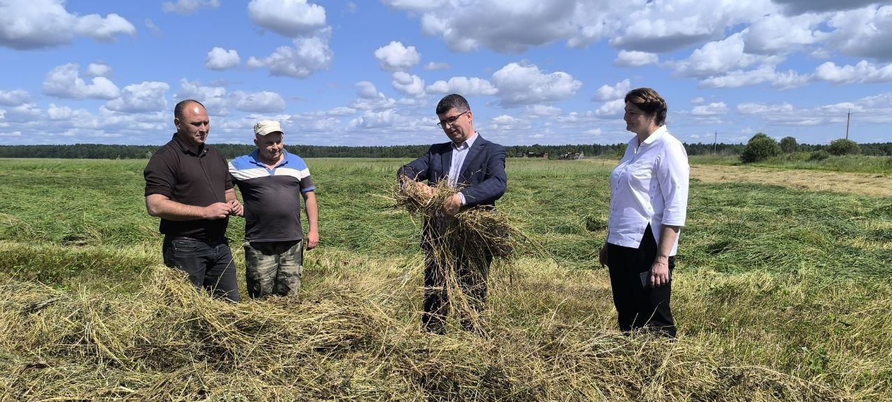 Сергей Левкович изучил вопросы развития животноводческой отрасли и заготовки кормов в Бешенковичском районе