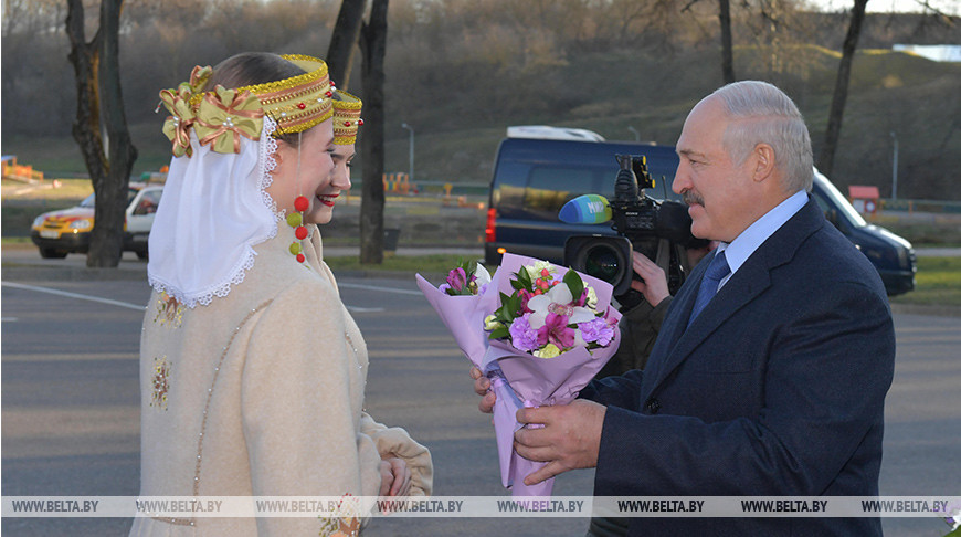 «А говорят, что мы не умеем делать ткани» — Лукашенко по прилету в Витебск оценил белорусскую одежду