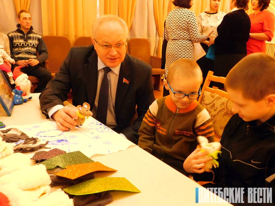Красный Крест оказал помощь к праздникам одиноким пожилым людям и многодетным семьям Витебской области