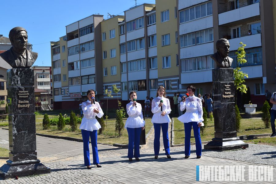 В Ушачах установили памятники Василю Быкову и Рыгору Бородулину