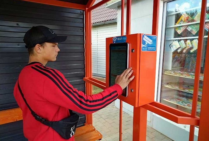 Первая в Беларуси «умная» автобусная остановка появилась в Глубоком
