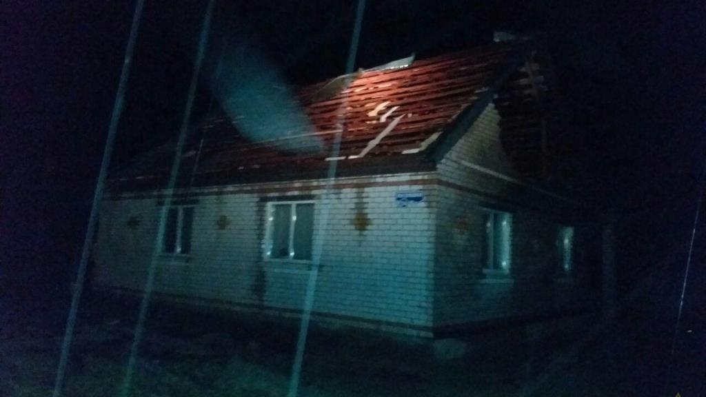 В Витебске и области из-за сильного ветра оказались повреждены автомобили и частные дома