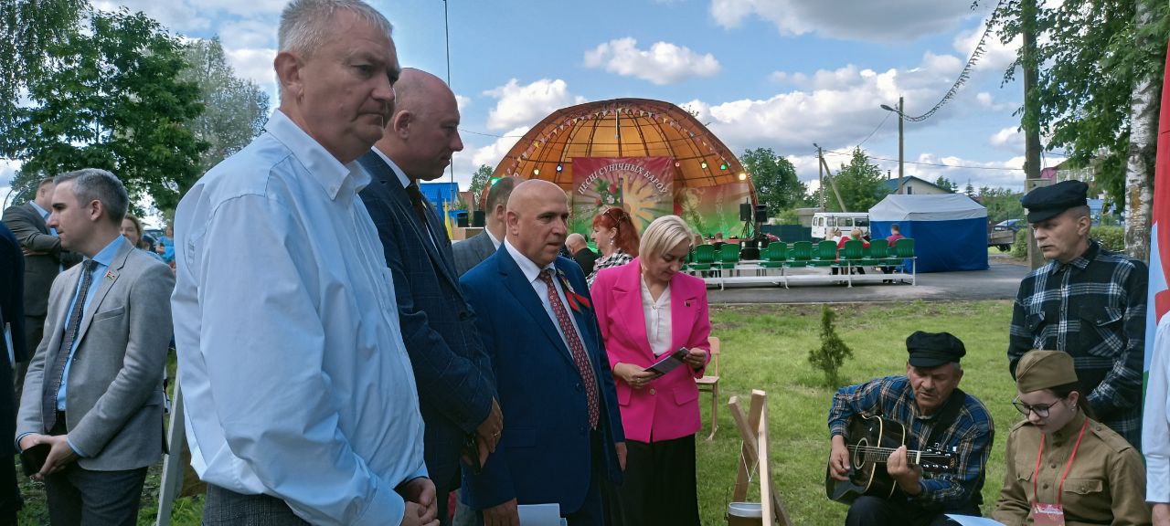 В Лиозно проходит XV областной праздник-конкурс самодеятельных поэтов и композиторов «Песні сунічных бароў»