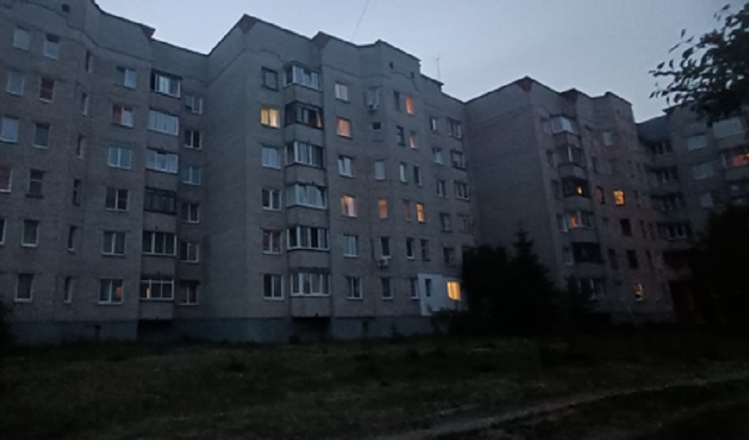 В Полоцке из окна шестого этажа выпал годовалый мальчик