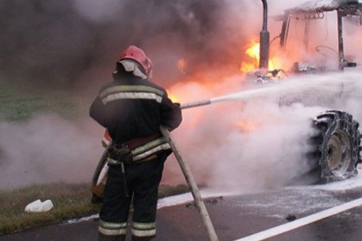 В Национальном парке Браславские озера сгорел трактор