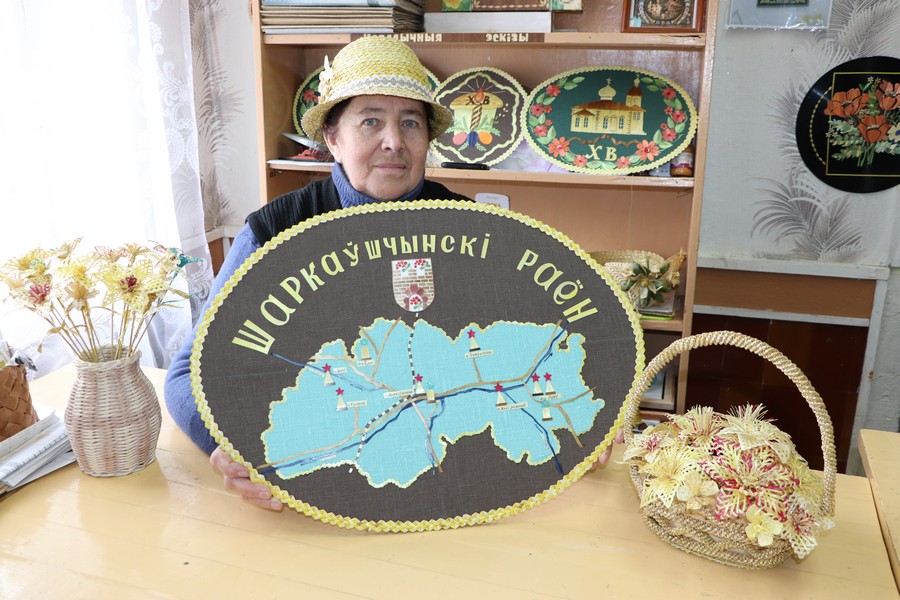Мастерица из Шарковщины создала красочное соломенное панно о героической славе родного края