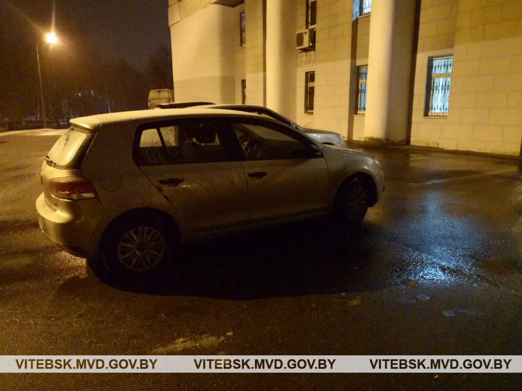 В Новополоцке парень порезал колеса у чужих авто и вызвал на себя милицию